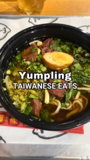 From LIC food truck to NYC cult favorite. ✨Yumpling is Taiwanese comfort food that absolutely lives up to the hype. Casual, cool, and seriously good.They started as a local flea market stand, then became a fan-favorite food truck, and have now grown into two NYC storefront locations!📍LIC: Vernon Blvd
📍Midtown: East 52nd StreetSave this spot for later. 🥢#nyctours #nycguide #nyceats #yumplingnyc #taiwanesefood